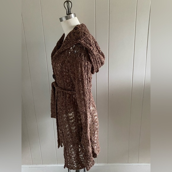 Open crochet long hooded cardigan with belt and special button closure. - Picture 6 of 7